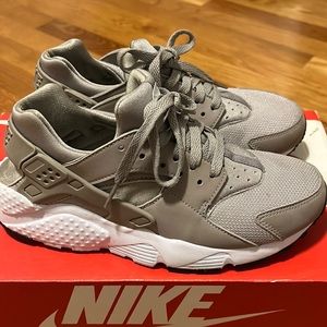 Nike Huarache Run (GS). Cobblestone/ White